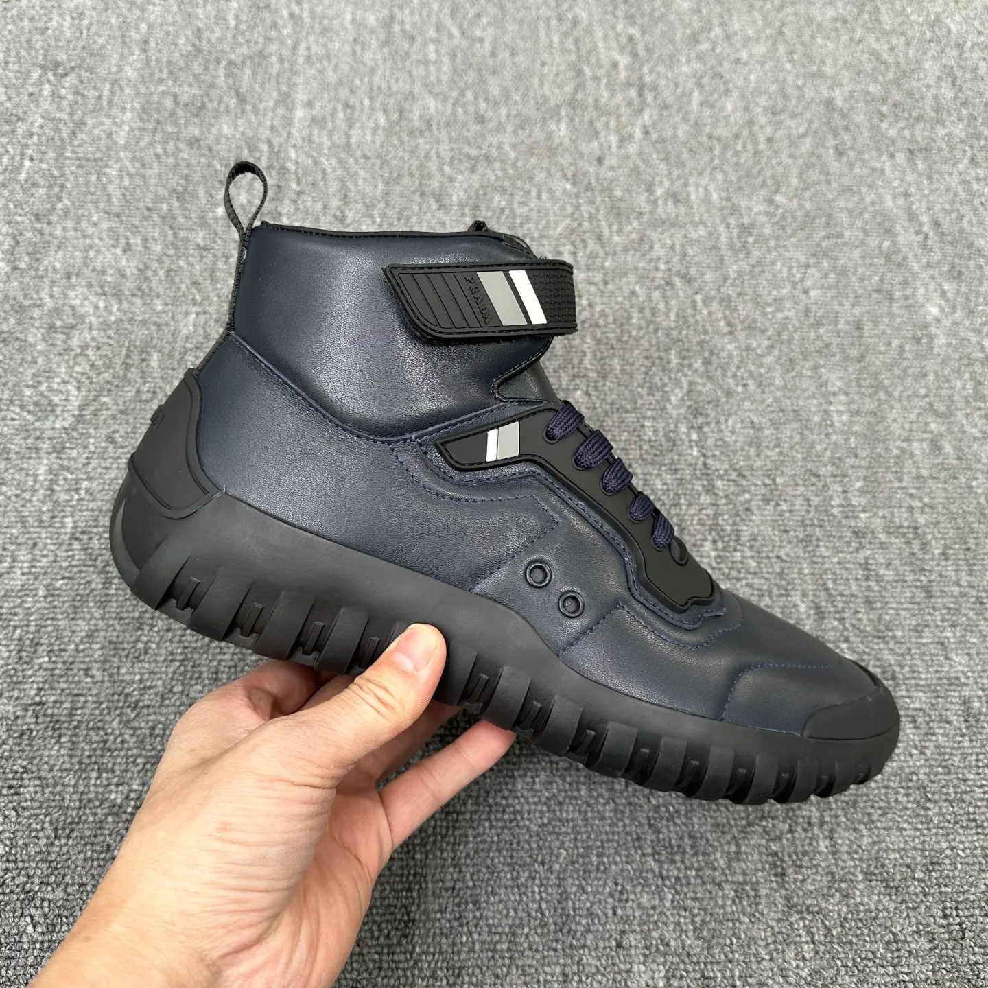 💰880 Prada/Prada’s new men’s spliced ​​casual sports boots! The shoe's exquisite stitching outlines a unique geometric texture, and contemporary lines and details reinterpret the classic sports style. The upper is made of ultra-official material, and the lining is full cowhide. It is lightweight, breathable, practical and versatile. The tongue is decorated with the Prada Milano logo, and the logo print is embellished with the laces. It is paired with a 2.5cm two-color rubber sole to create a comfortable wearing experience. Comes with full set of original packaging dust bag! Size: 39-40-41-42-43-44 (45 customized) standard leather shoe size Item number: 41274651